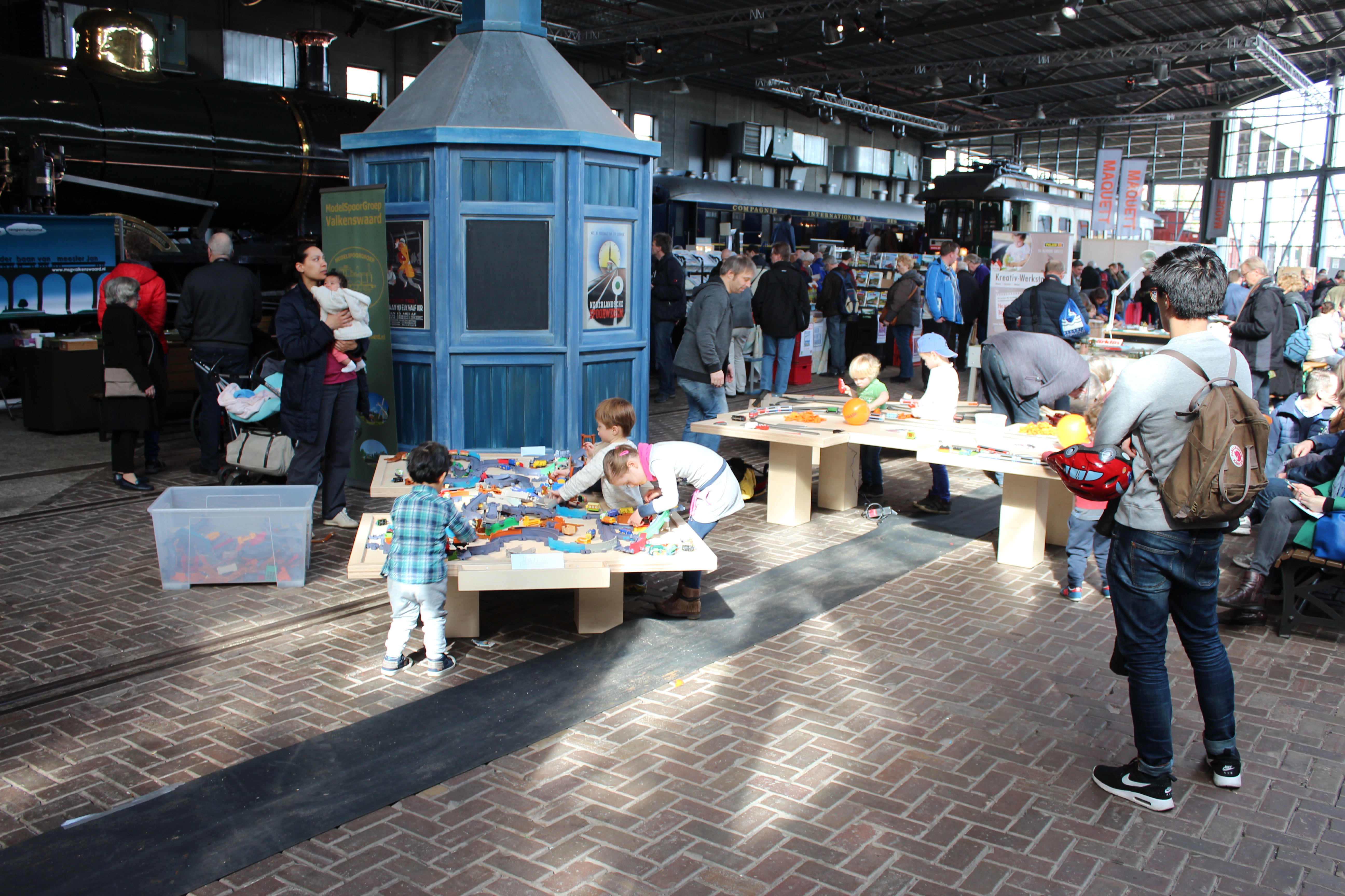 kinderen in het spoorwegmuseum