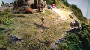 miniatuur delta vlieger springt van een heuvel